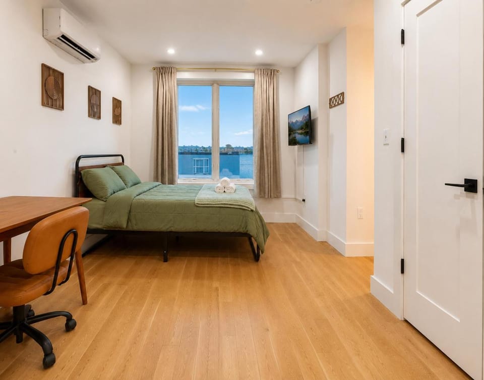 Bed, Natural landscape, TV and multimedia, Living room, Photo of the whole room, Seating area, Bedroom, hair dresser, wardrobe