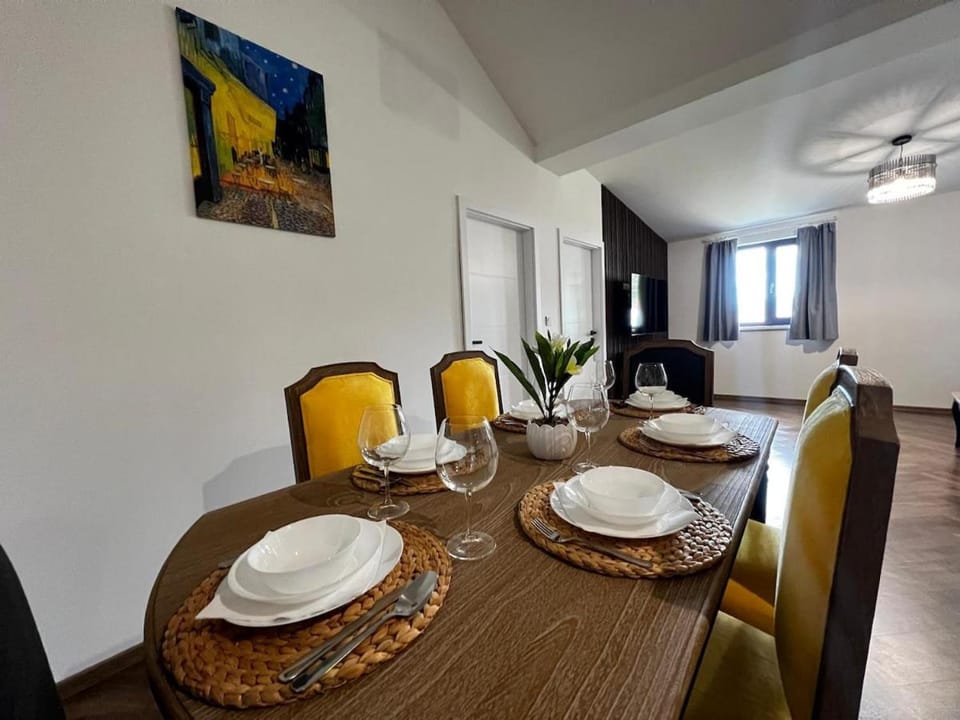 Luxusní apartmán 3kk, výhled na náměstí, 10 min k pláži Apartment in Horní Planá