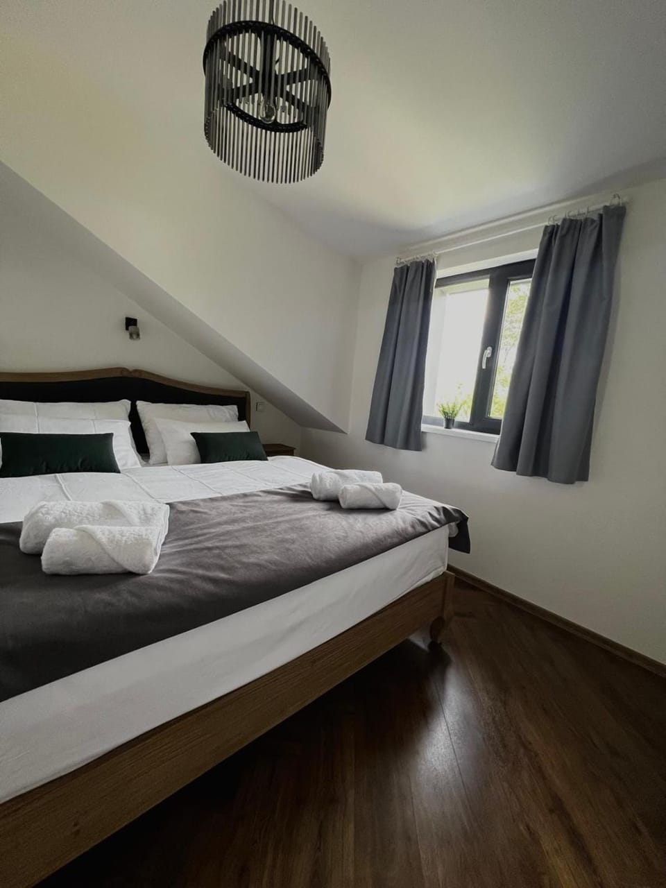 Luxusní apartmán 3kk, výhled na náměstí, 10 min k pláži Apartment in Horní Planá