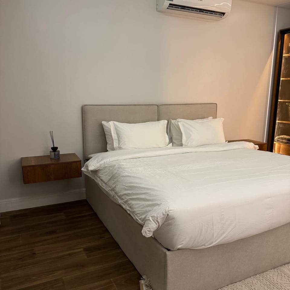 Bed, Photo of the whole room, Bedroom, air conditioner