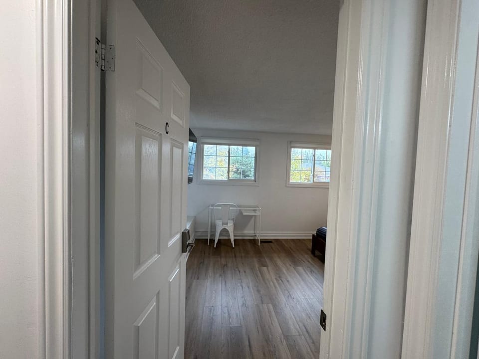 North Barrie !C Cozy and Spacious Private Bedroom with Shared Bathroom Vacation rental in Barrie