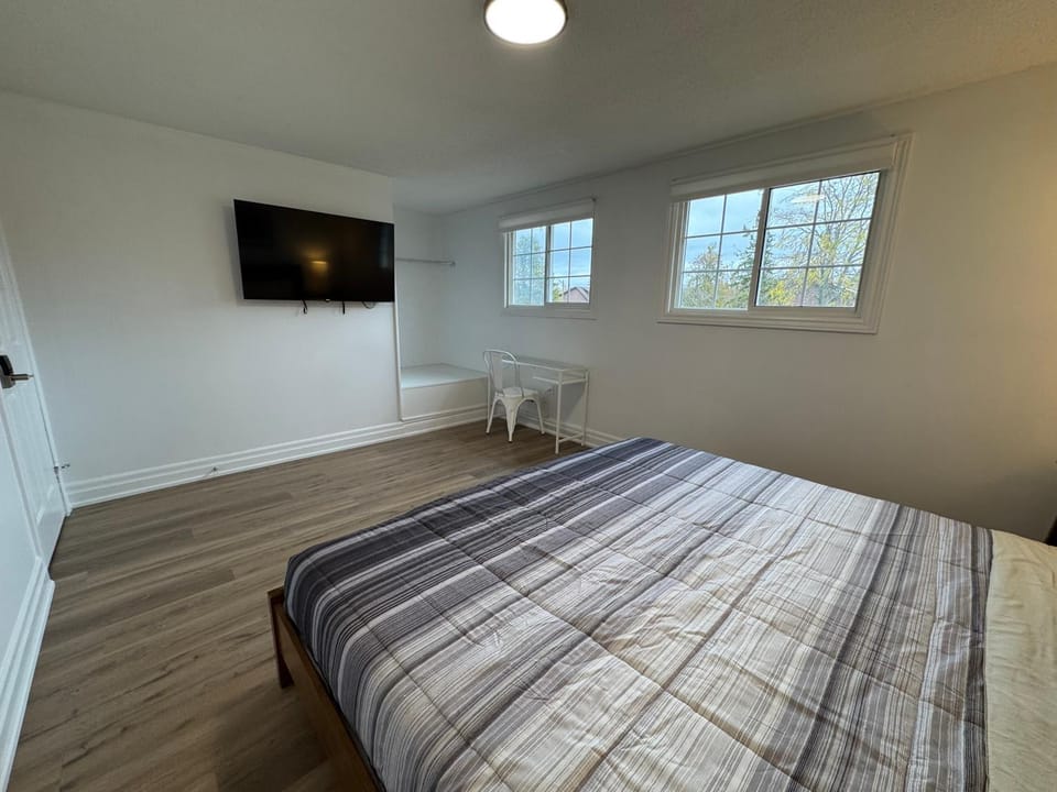 North Barrie !C Cozy and Spacious Private Bedroom with Shared Bathroom Vacation rental in Barrie