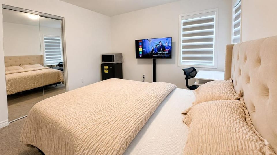 Modern Private Bedroom - Private Bathroom Vacation rental in Kitchener