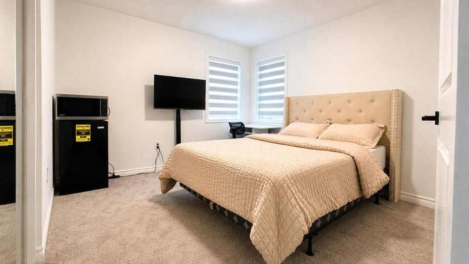 Modern Private Bedroom - Private Bathroom Vacation rental in Kitchener