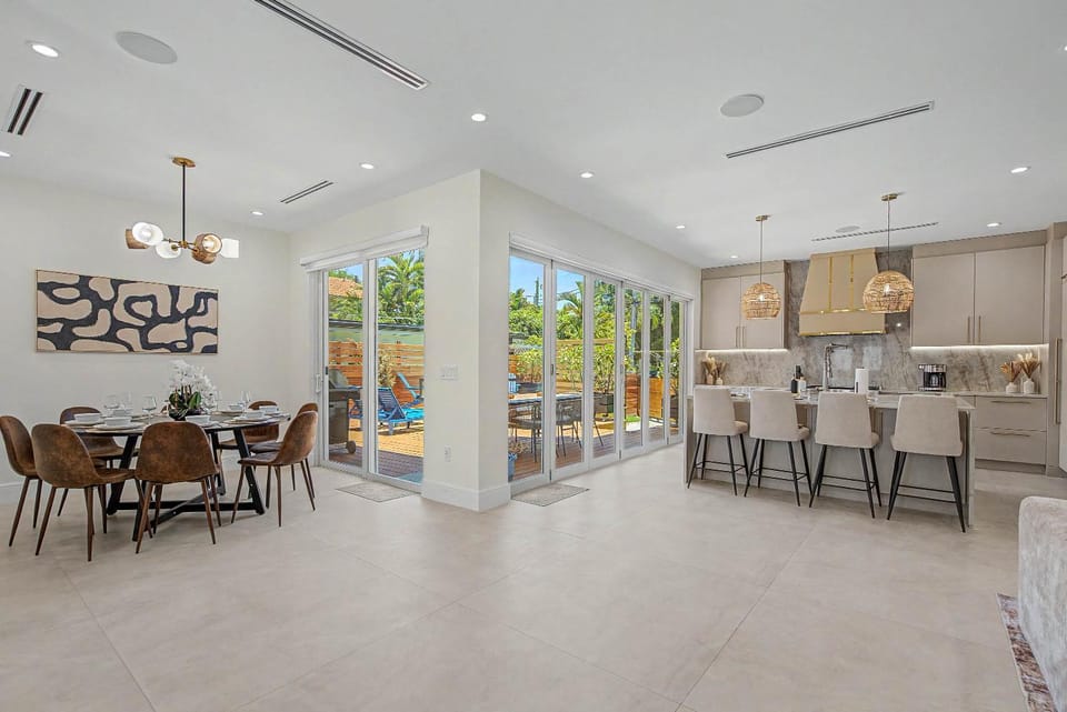 Kitchen or kitchenette, Seating area, Dining area