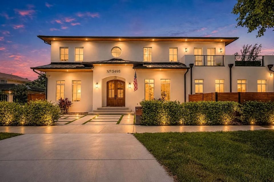 Luxury 4 Bedroom Oasis with Pool Minutes to Downtown House in Coconut Grove