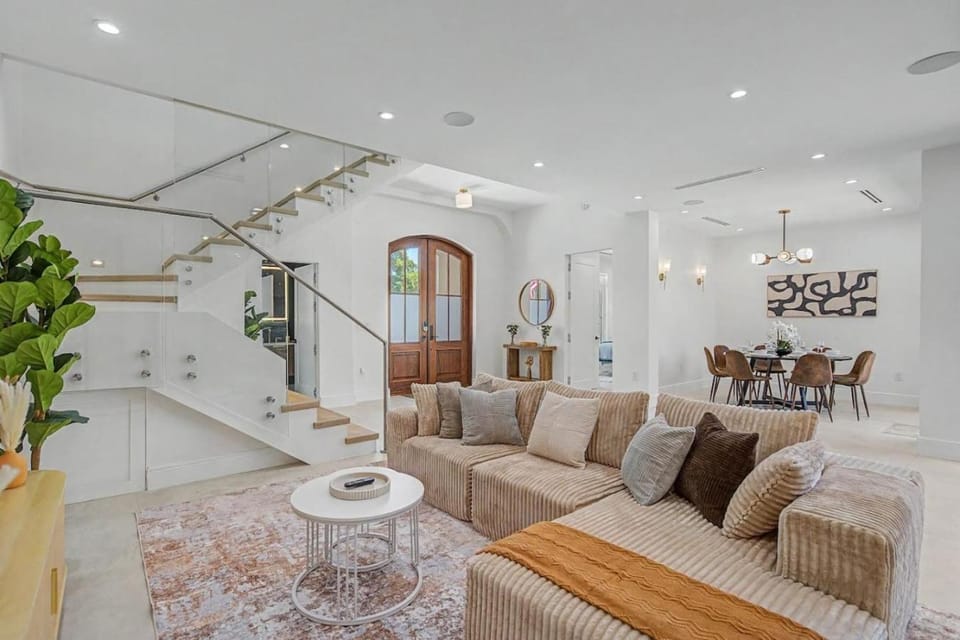 Luxury 4 Bedroom Oasis with Pool Minutes to Downtown House in Coconut Grove