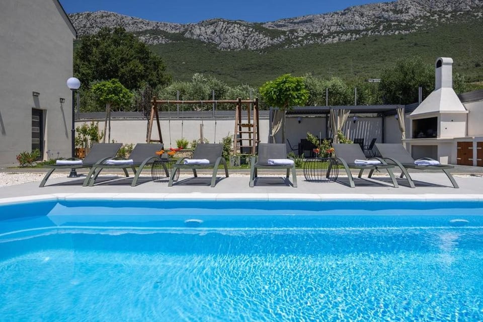 Patio, Day, Natural landscape, Mountain view, Pool view, Swimming pool, sunbed