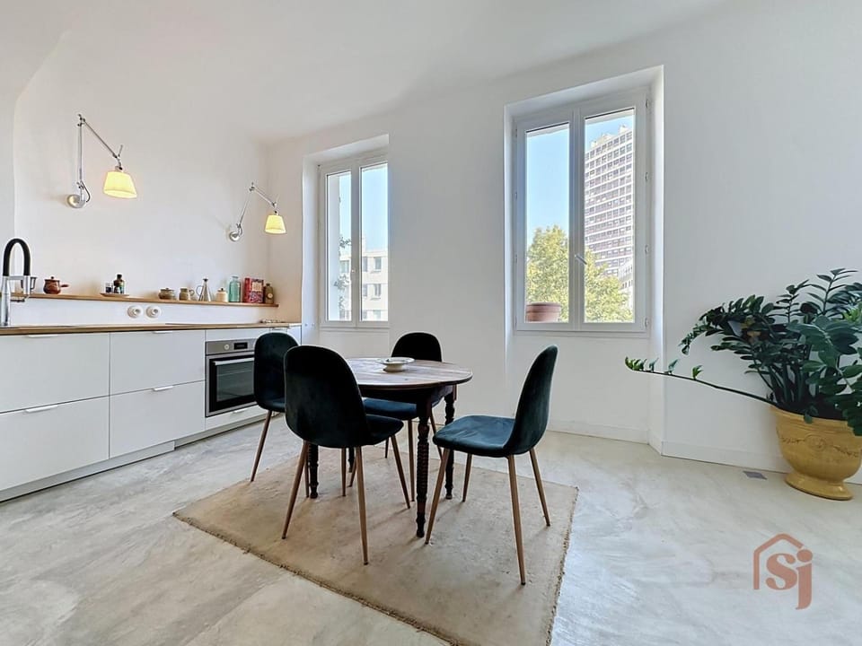 Kitchen or kitchenette, Dining area