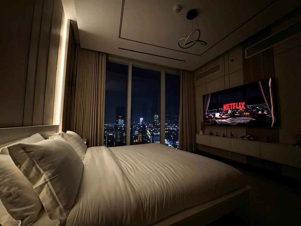 Bed, Night, Neighbourhood, TV and multimedia, View (from property/room), Bedroom, City view, City view, Time of day, air conditioner, air conditioner