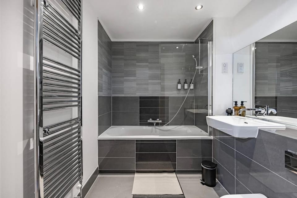 Elegant Dartford Retreat 2 Bed 2 Bath with Balcony and Parking Apartment in Dartford