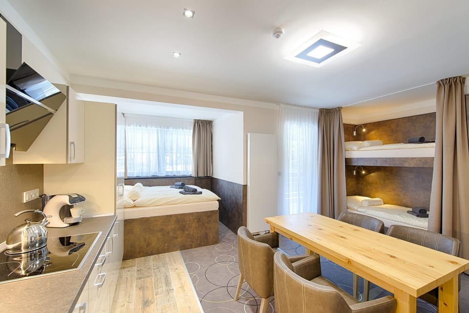 Bedroom, bunk bed