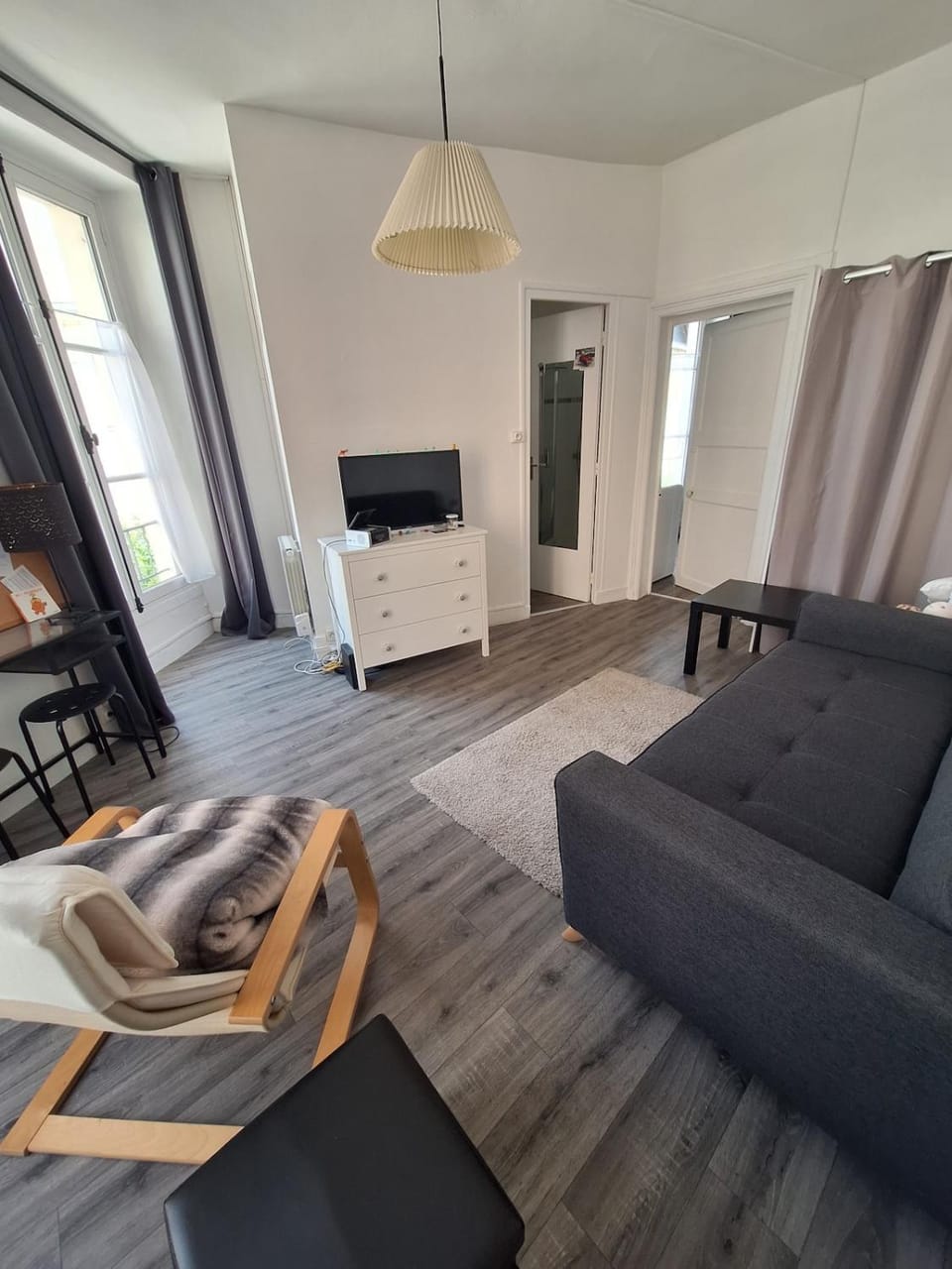 T1bis tout équipé chaleureux au Centre ville Laval Apartment in Laval