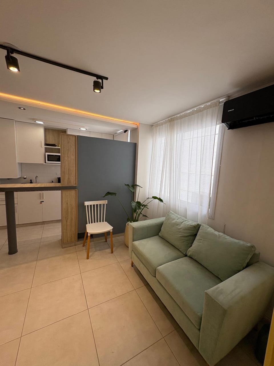 TV and multimedia, Kitchen or kitchenette, Living room, Seating area, stove