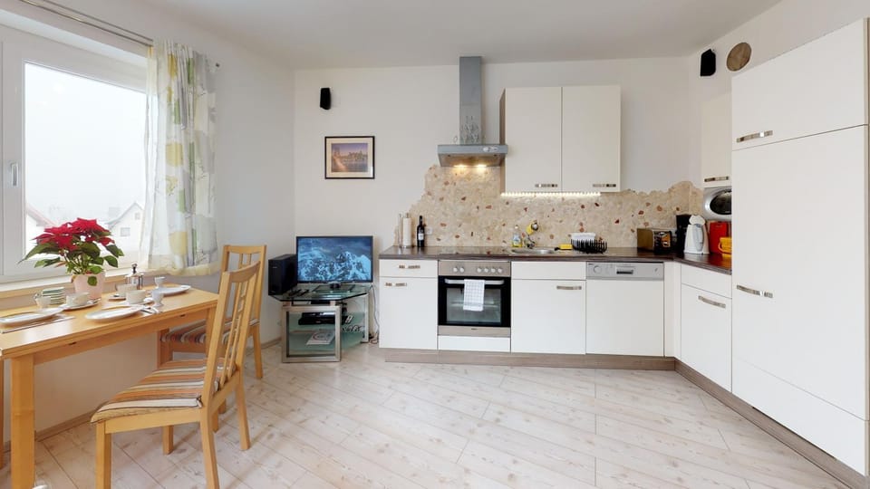 TV and multimedia, Kitchen or kitchenette, Dining area