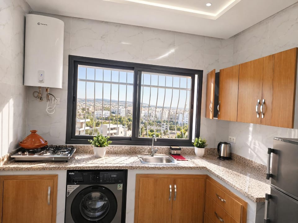 Coffee/tea facilities, Kitchen or kitchenette, stove