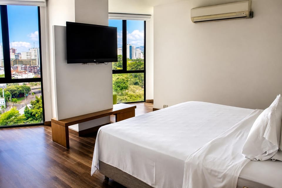 Bed, TV and multimedia, Photo of the whole room, City view, Quiet street view, air conditioner