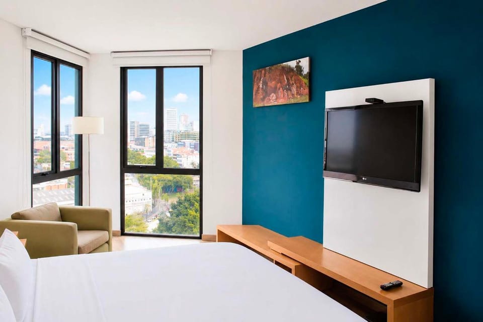 Bed, TV and multimedia, Photo of the whole room, Bedroom