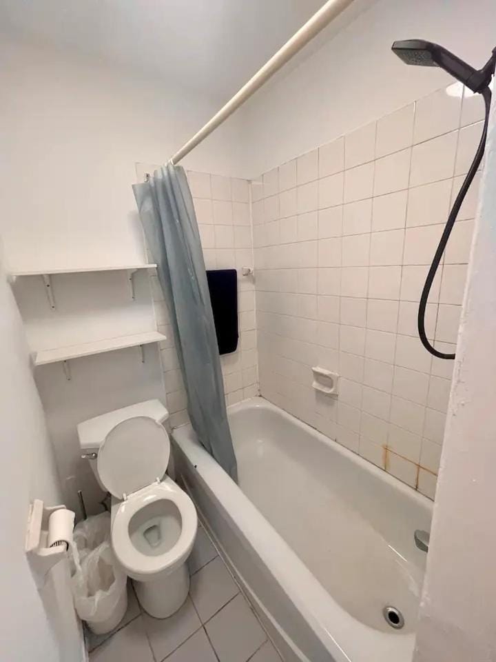 NEED TO CONFIRM BEFORE COMING Metro VERDUN Metro VERDUN Vacation rental in Laval