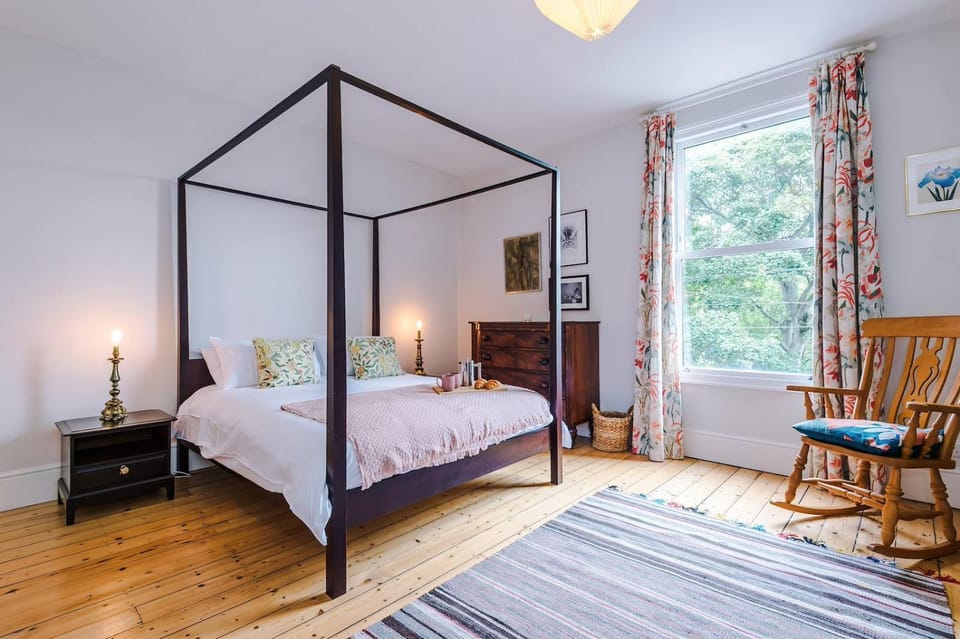 Bed, Photo of the whole room, Decorative detail, Seating area, Bedroom, Garden view