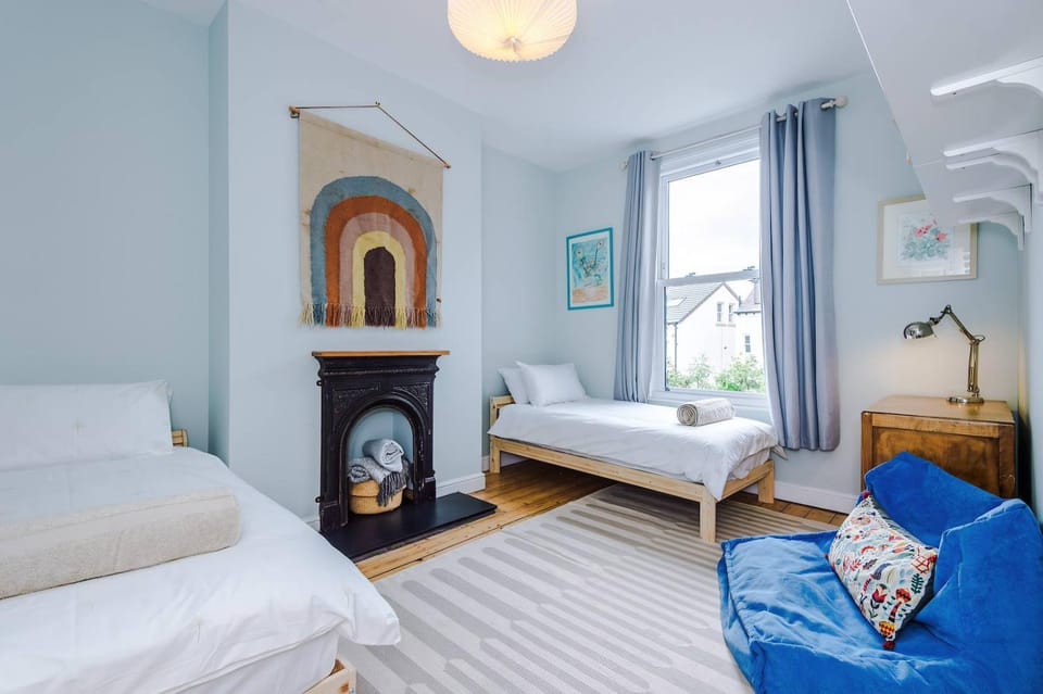 Bed, Seating area, Bedroom, fireplace
