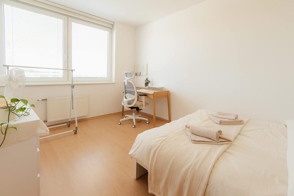 Bed, Bedroom, towels
