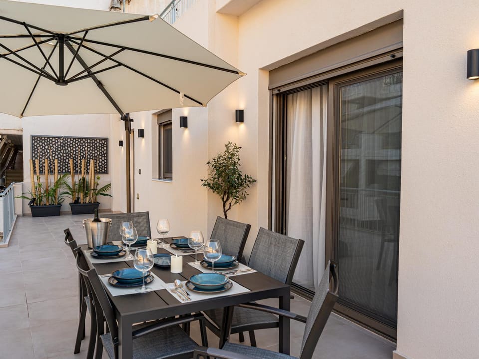 Day, Balcony/Terrace, Seating area, Dining area