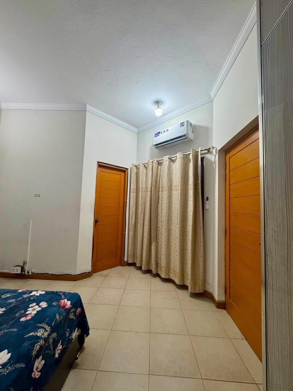 Room Apartment for couples Family lahore House in Lahore