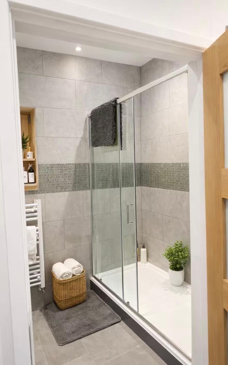 Winchester Large 4-Bed House Sleeps 8 Free Parking Close to Town House in Winchester