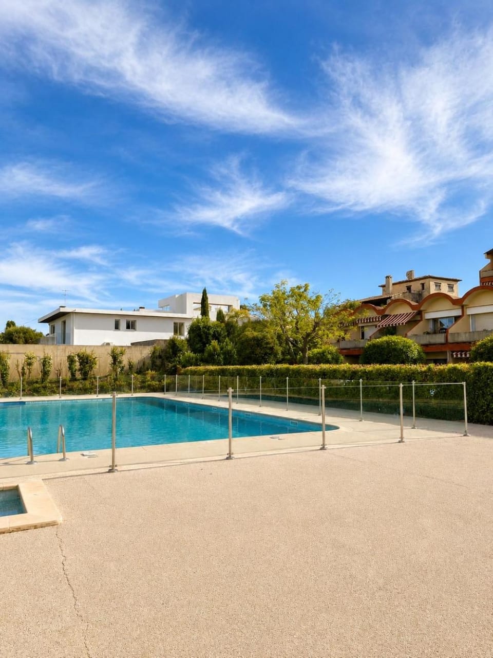 Bright apartment with balcony, pool, and tennis court Apartment in Antibes
