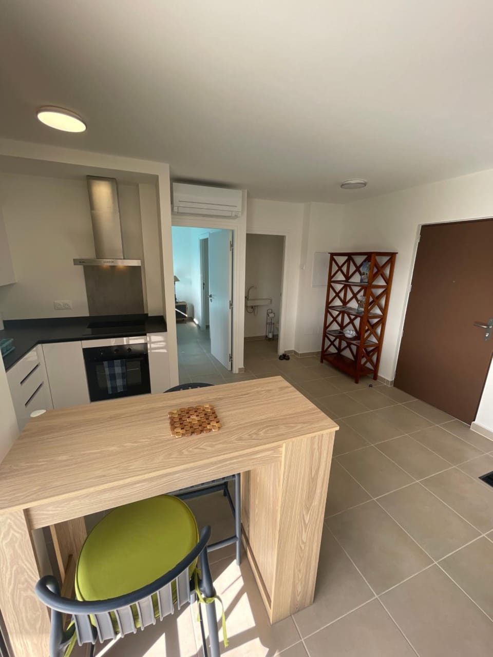 Kitchen or kitchenette, oven