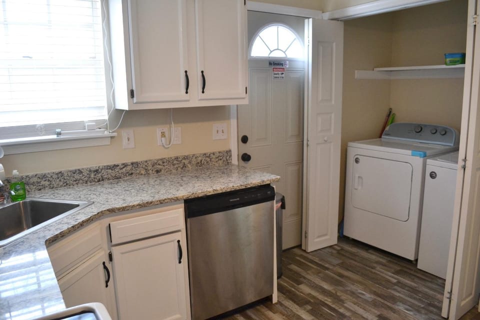 Room A in a Town House Very Close to UVA Hospital Vacation rental in Charlottesville