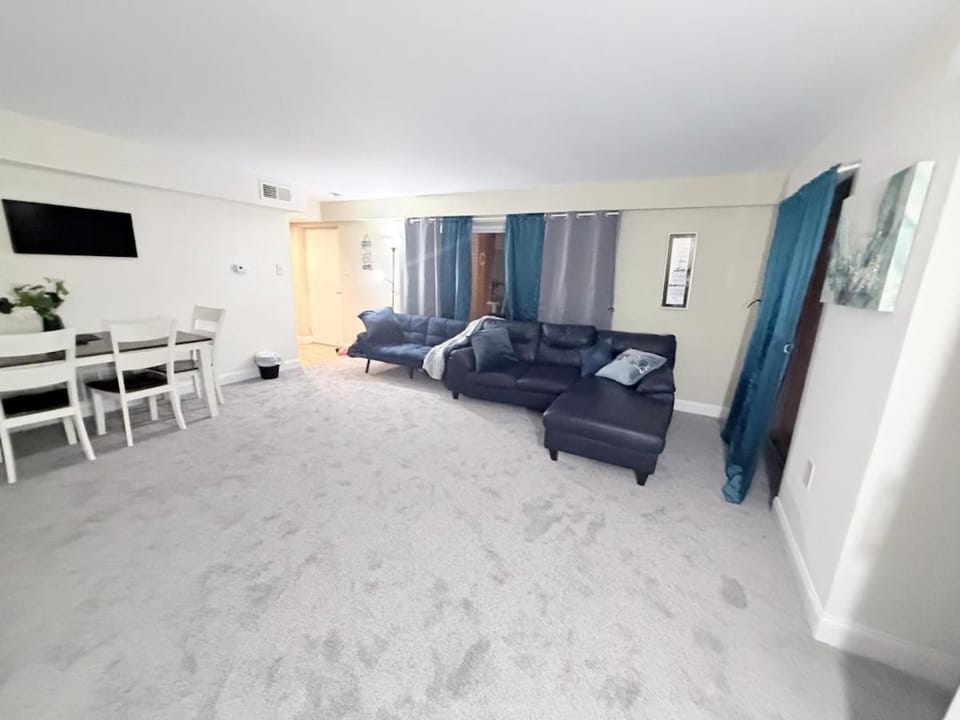 At the Beach Gate Beautiful one bedroom with Pool Apartment in Atlantic City