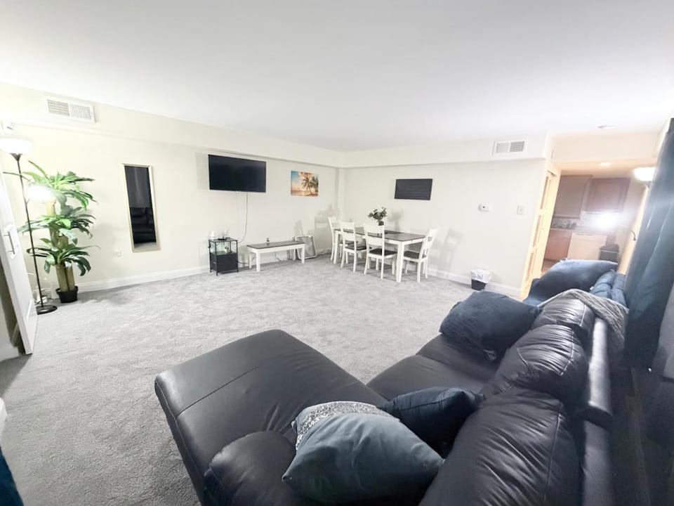 At the Beach Gate Beautiful one bedroom with Pool Apartment in Atlantic City