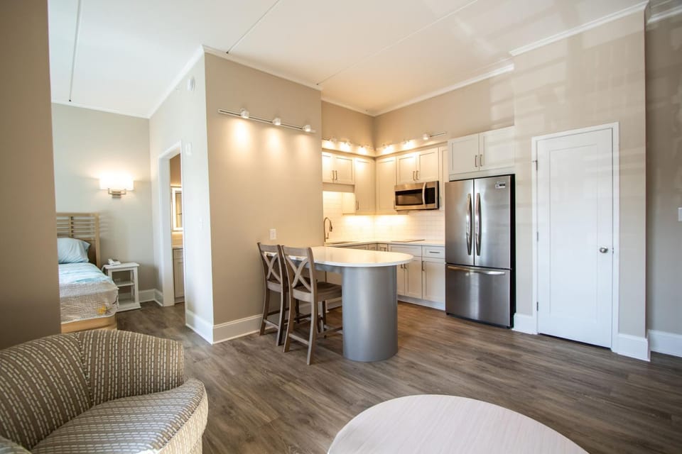 #227 Into the Ballou- Upscale Coastal Studio Apartment hotel in Morehead City