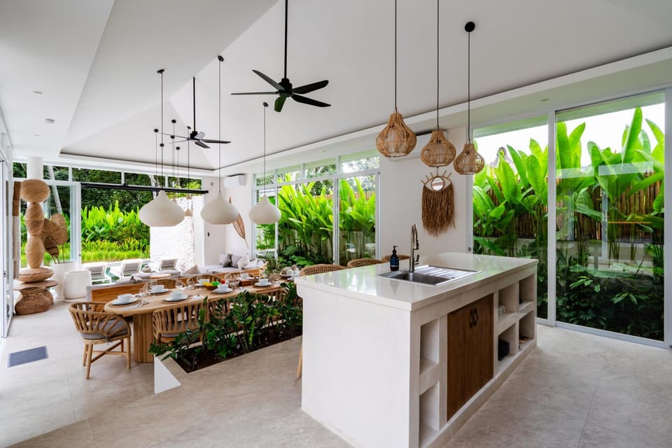 Kitchen or kitchenette, Dining area