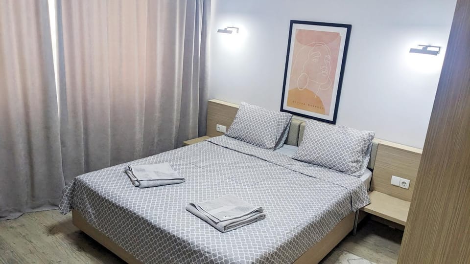 Bed, towels
