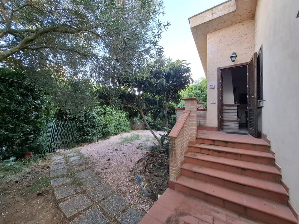 Appartamento Trilocale in Resort Pomaia con 2 camere, Piscine e Giardino Privato recintato Apartment in Tuscany
