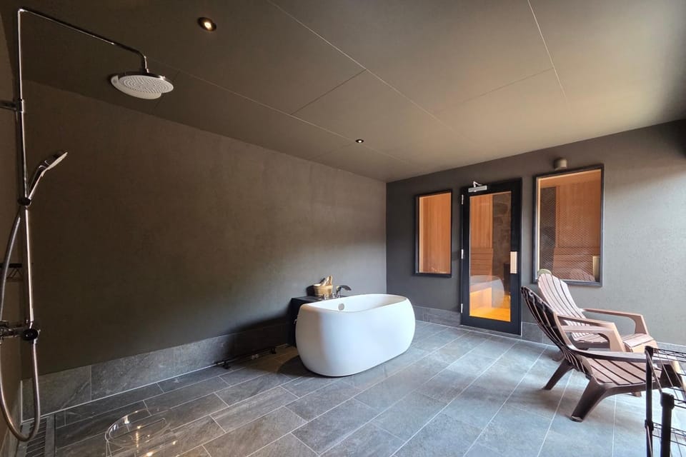 Hot Tub, Bathroom