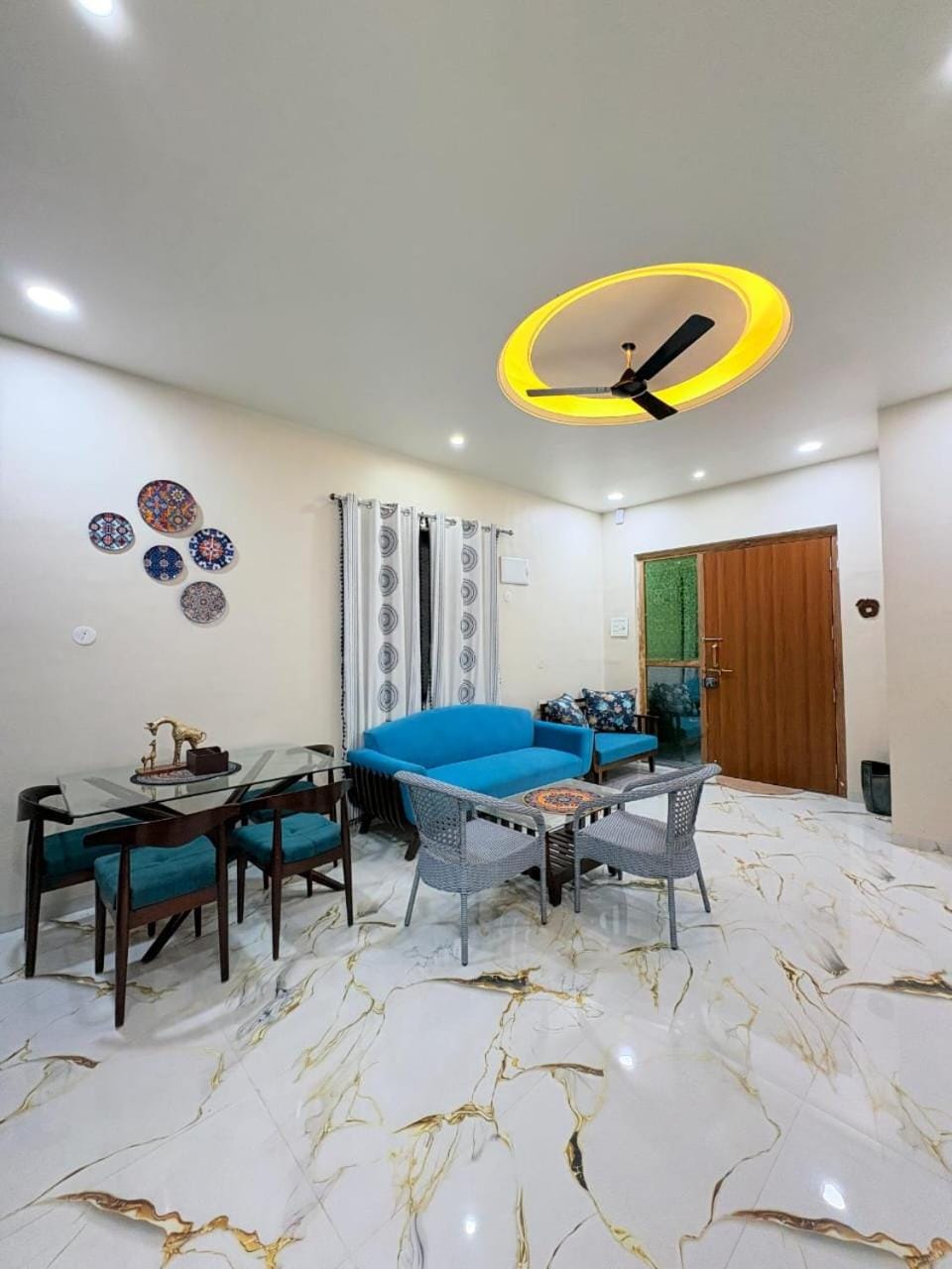 TV and multimedia, Living room, Seating area, Dining area