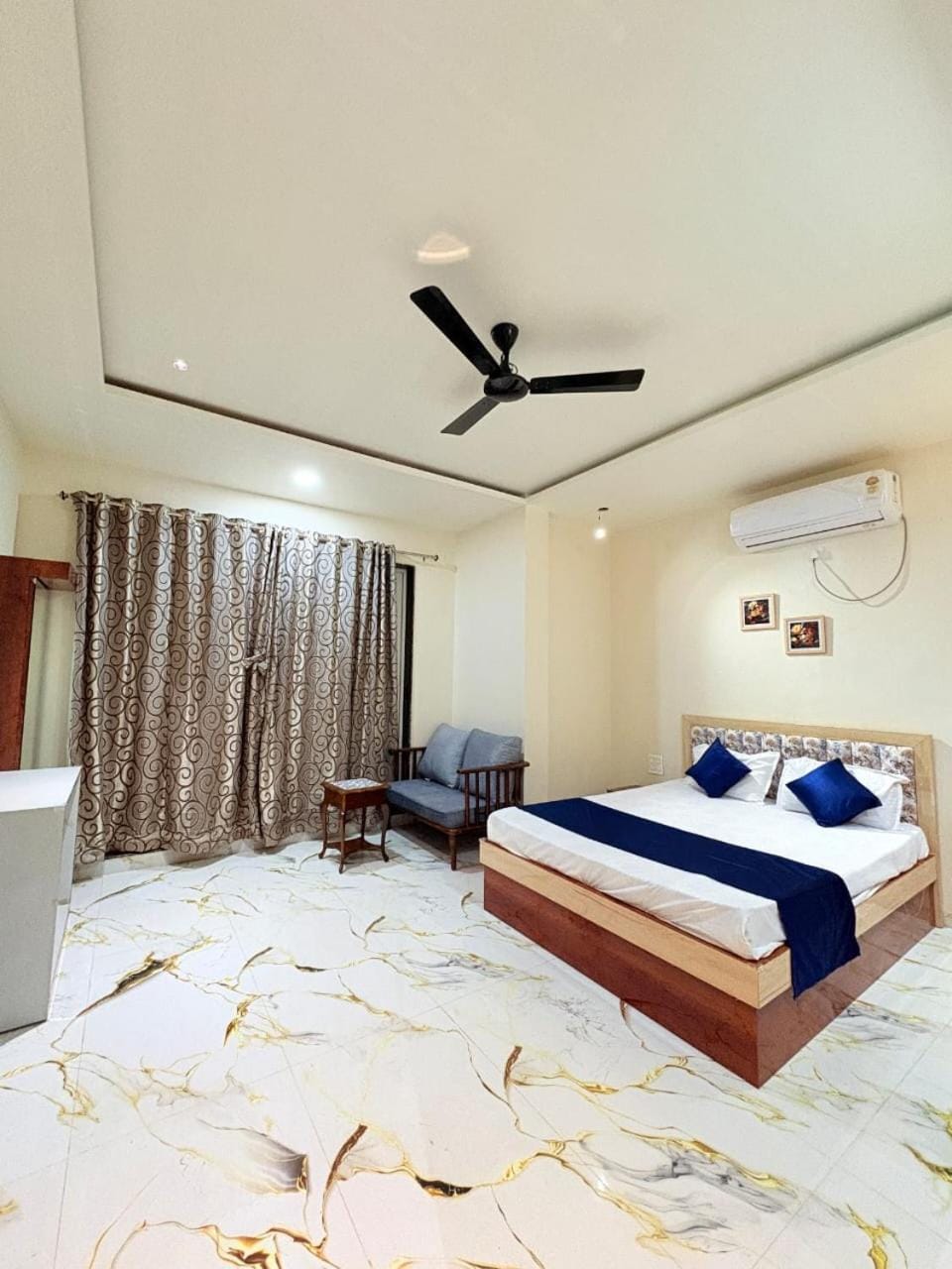 TV and multimedia, Seating area, Bedroom, Mountain view, wardrobe, air conditioner