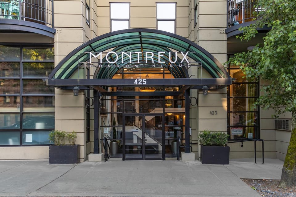 Property building, Facade/entrance, Property logo or sign