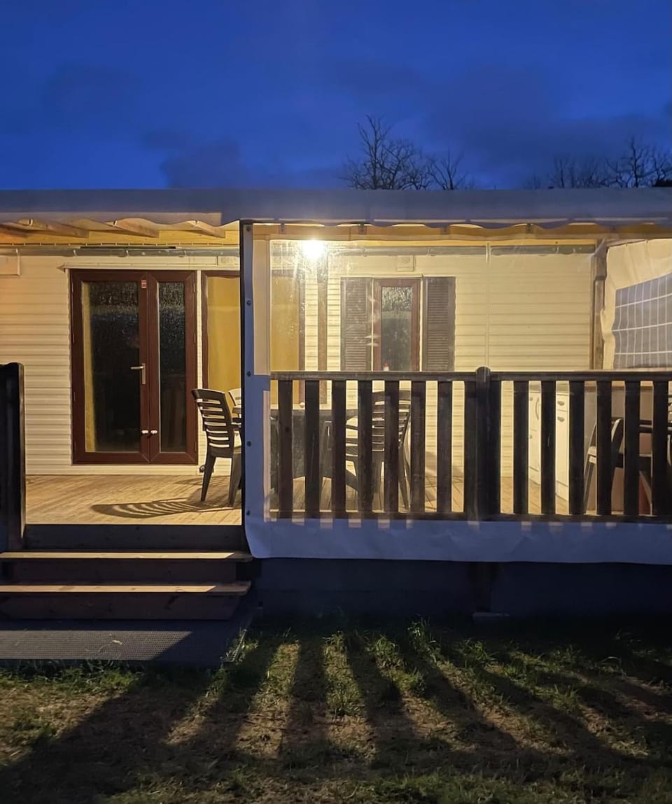 Mobilhome du Domaine La campagne en ville House in Nouvelle-Aquitaine