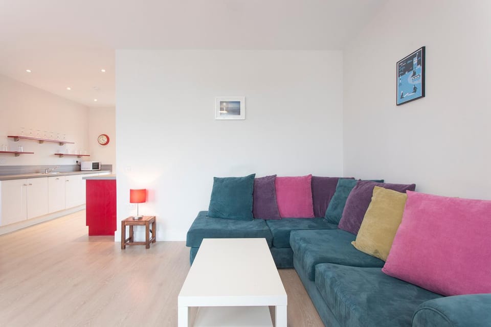 TV and multimedia, Coffee/tea facilities, Living room, Seating area, Dining area