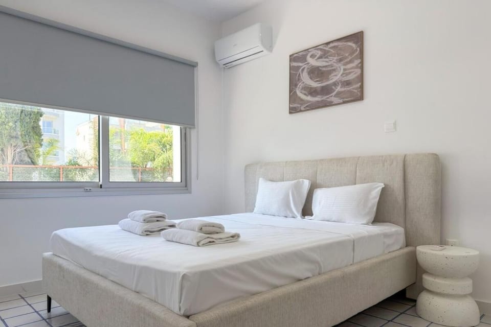 Bed, Photo of the whole room, Bedroom, towels, air conditioner