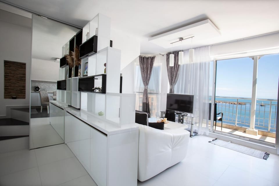 Communal lounge/ TV room, Living room, Seating area, Sea view