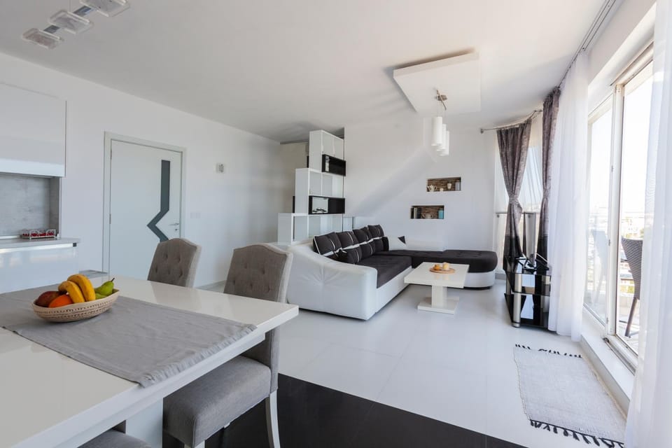Kitchen or kitchenette, Living room, Seating area, Dining area