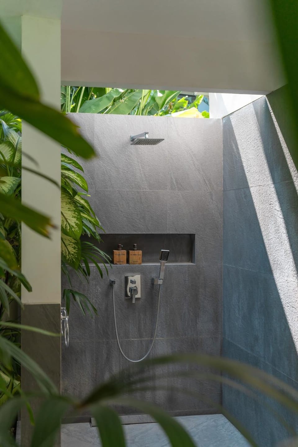 The Jendela House - Luxury 5BR Canggu Villa with Sauna, Jacuzzi and Rooftop Villa in North Kuta