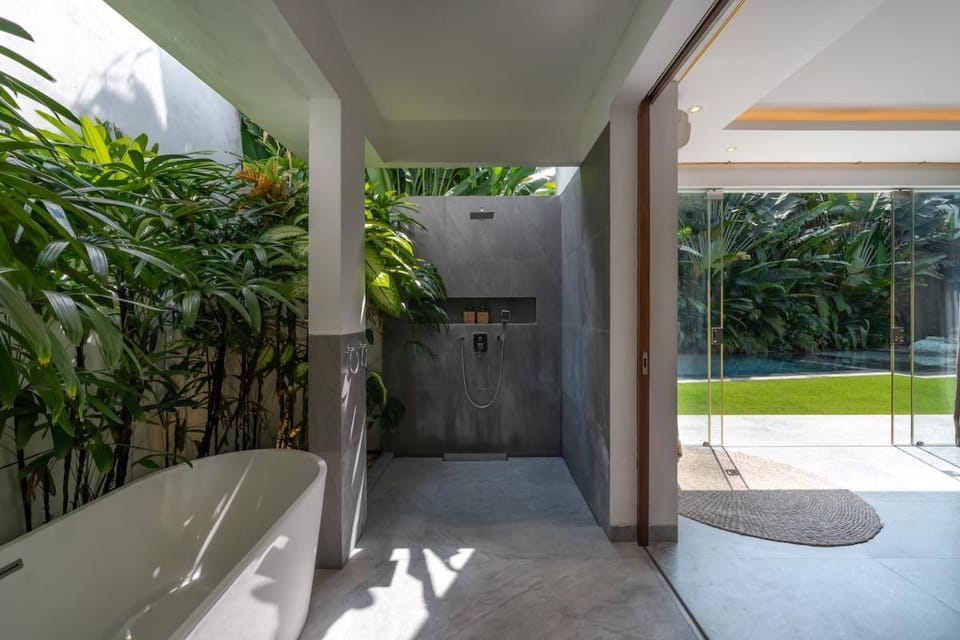 The Jendela House - Luxury 5BR Canggu Villa with Sauna, Jacuzzi and Rooftop Villa in North Kuta