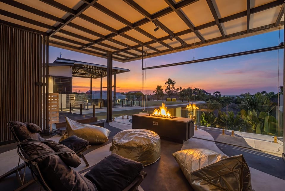 The Jendela House - Luxury 5BR Canggu Villa with Sauna, Jacuzzi and Rooftop Villa in North Kuta